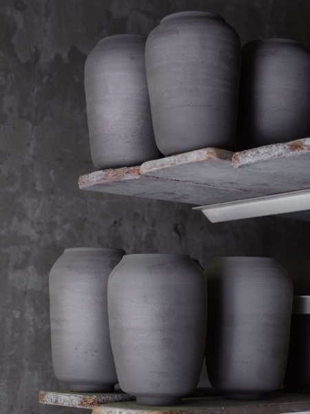 Sanselig, ubehandlet overflade
Den rå overflade inviterer til berøring og understreger det ærlige håndværk