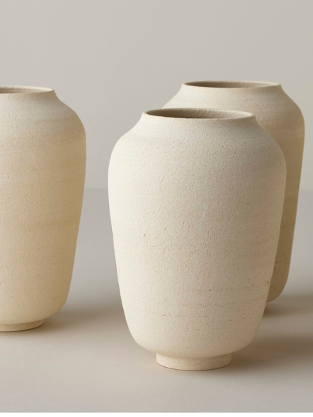 Ægte hånddrejet håndværk
Formet i hænderne på dygtige pottemagere – hver vase er unik