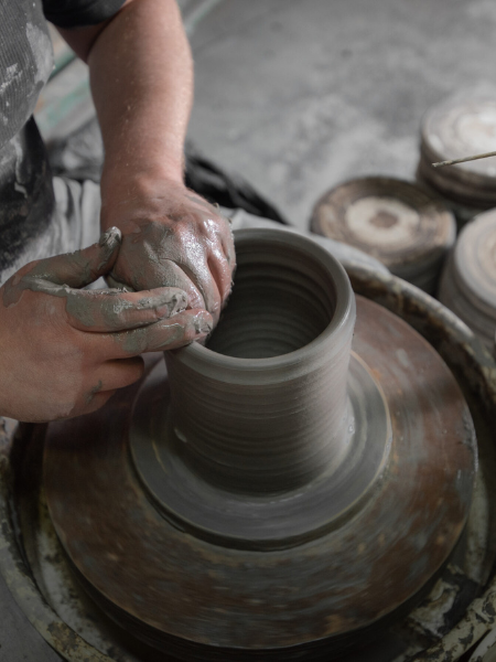 Unik struktur og karakter
Synlige drejninger og naturlige variationer gør hver vase helt særlig