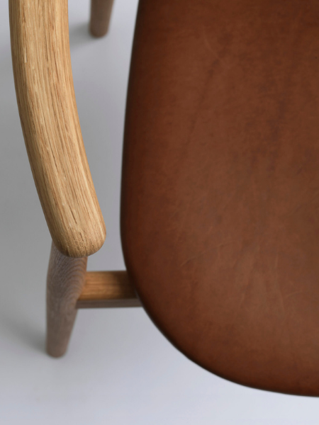 Massivt træ og komfortable linjer, med mulighed for polstring og farvevalg