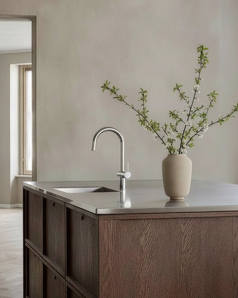 Naturligt ler med levende udtryk
Grovkornet ler brændt til en lys vaniljetone med fine, gyldne prikker