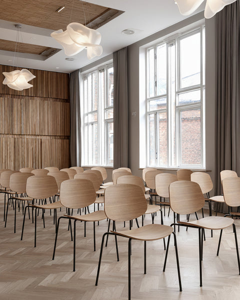 Stolens robuste stel og ergonomiske design, gør den ideel til professionelle miljøer.