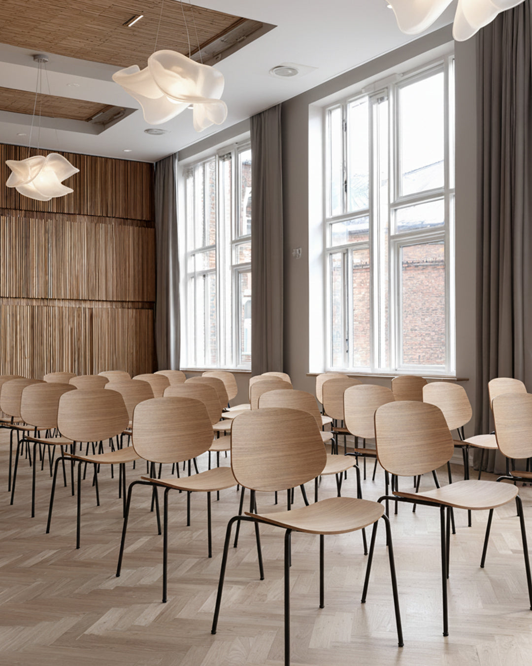 Stolens robuste stel og ergonomiske design, gør den ideel til professionelle miljøer.