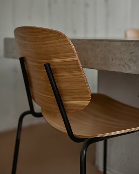 Hver stol kræver præcist håndværk, og leveringstiden afspejler den kvalitet og omhu, der ligger bag produktionen.