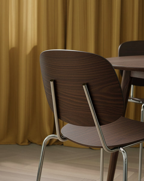 Minimalistiske linjer og et letbuet sæde skaber et harmonisk og tidløst udtryk, der passer ind i ethvert rum.