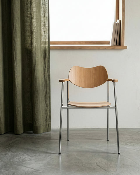 Stolen produceres ved bestilling, og leveringstiden afspejler dens kvalitet og det håndværk, der ligger bag.