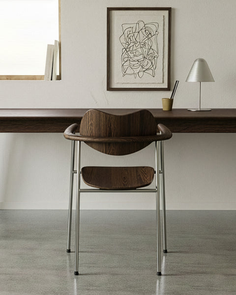 Et design, der kombinerer enkelhed og komfort med rene linjer, og gør stolen til et stilfuldt valg i ethvert rum.