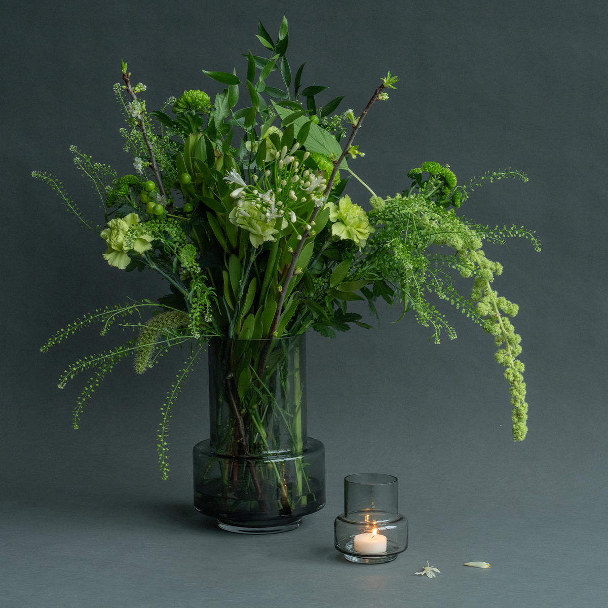 Hurricane no. 26 - Smoked grey, vase og lysestage - Ro Collection Denmark