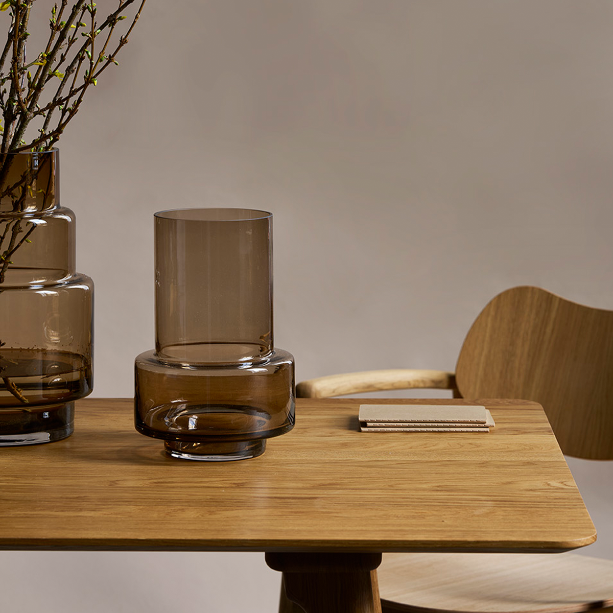 Hurricane no. 26 - Sepia brown, vase og lysestage - Ro Collection Denmark