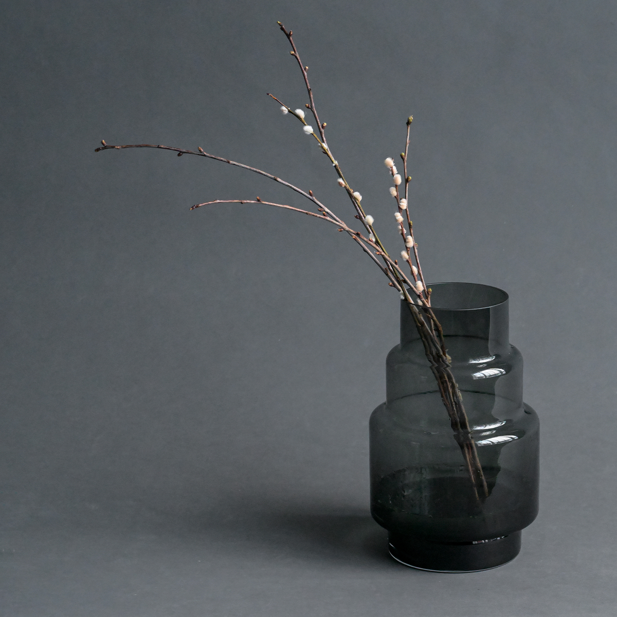 Hurricane no. 69 - Smoked grey, vase og lysestage - Ro Collection Denmark