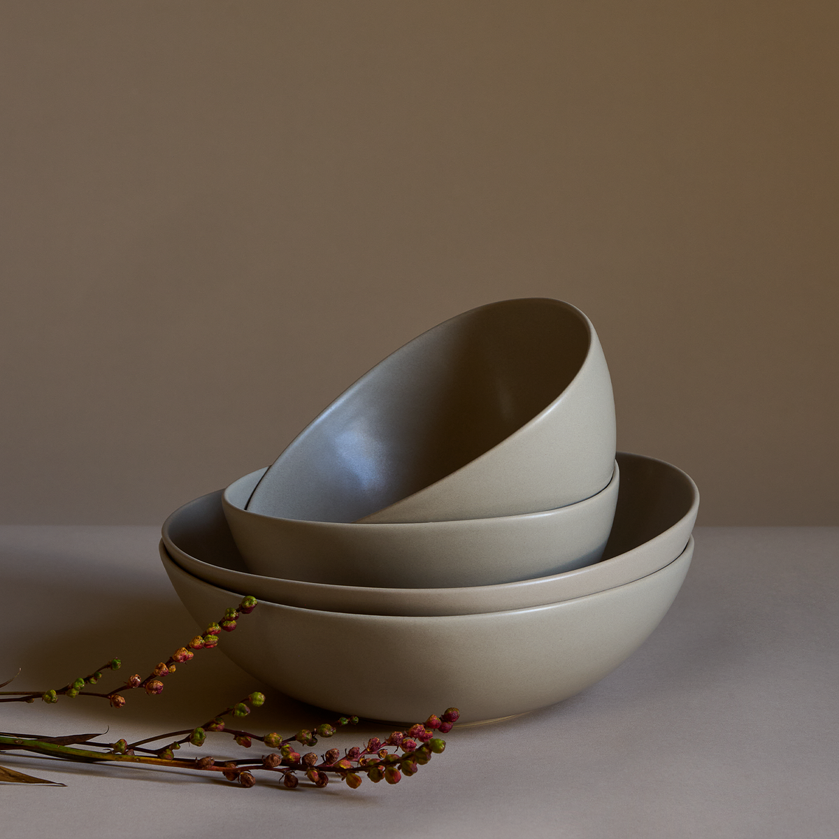 Signature Serving Bowl X-Large i håndstøbt stentøj – perfekt til salater, frugt og brød