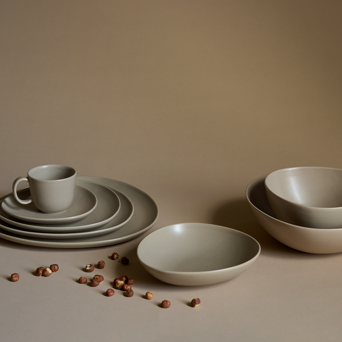 Signature Serving Bowl X-Large i håndstøbt stentøj – perfekt til salater, frugt og brød