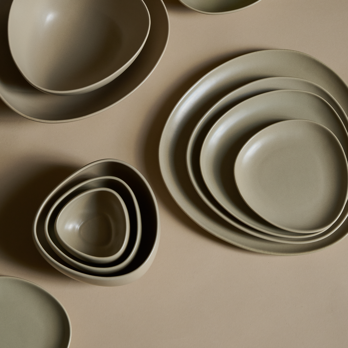 Signature Serving Bowl X-Large i håndstøbt stentøj – perfekt til salater, frugt og brød