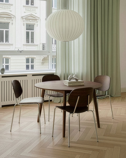 Pandora Steel kombinerer komfort og proportioner, der gør stolen til et elegant og stilfuldt valg ved spisebordet.