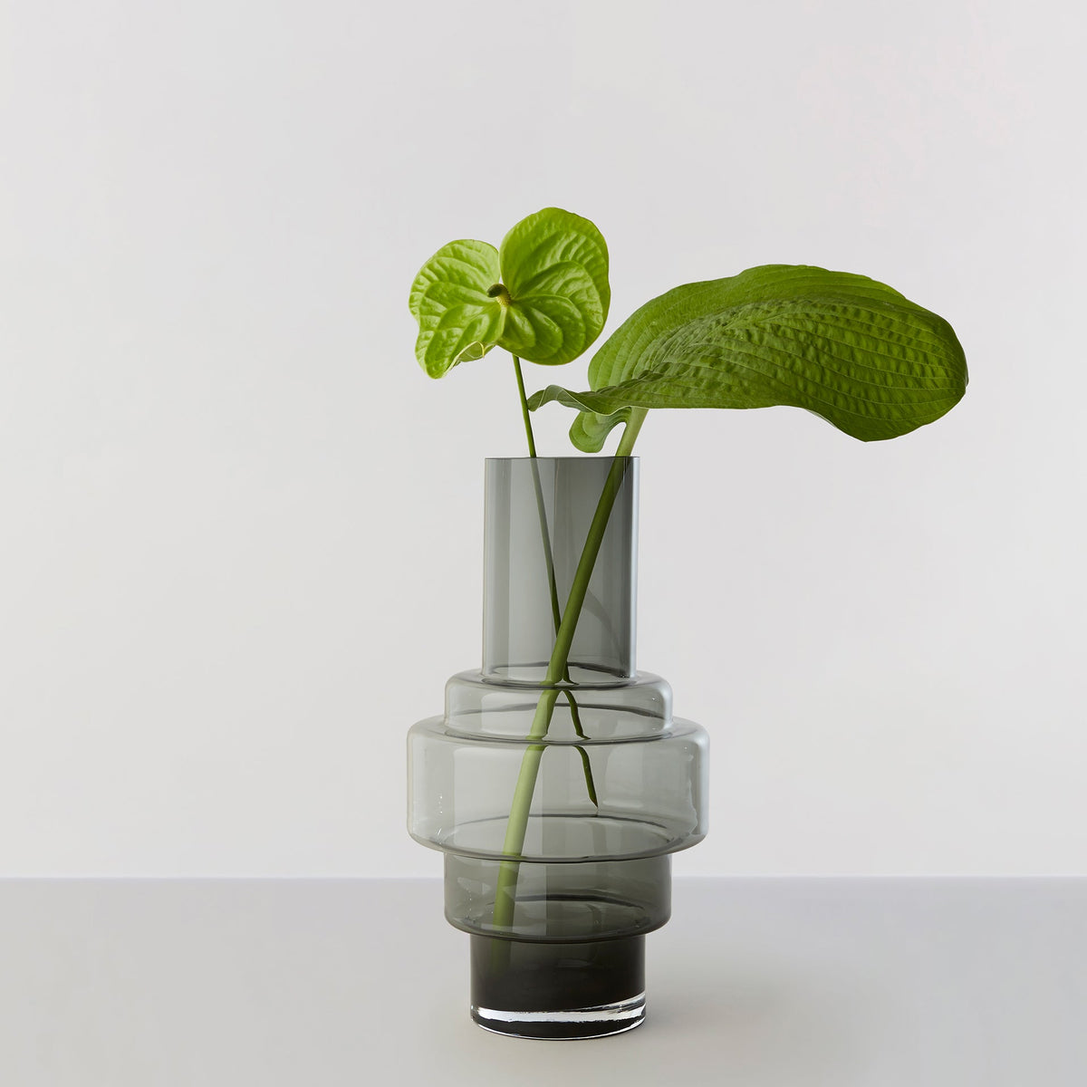 Hurricane no. 45 - Smoked grey, vase og lysestage - Ro Collection Denmark