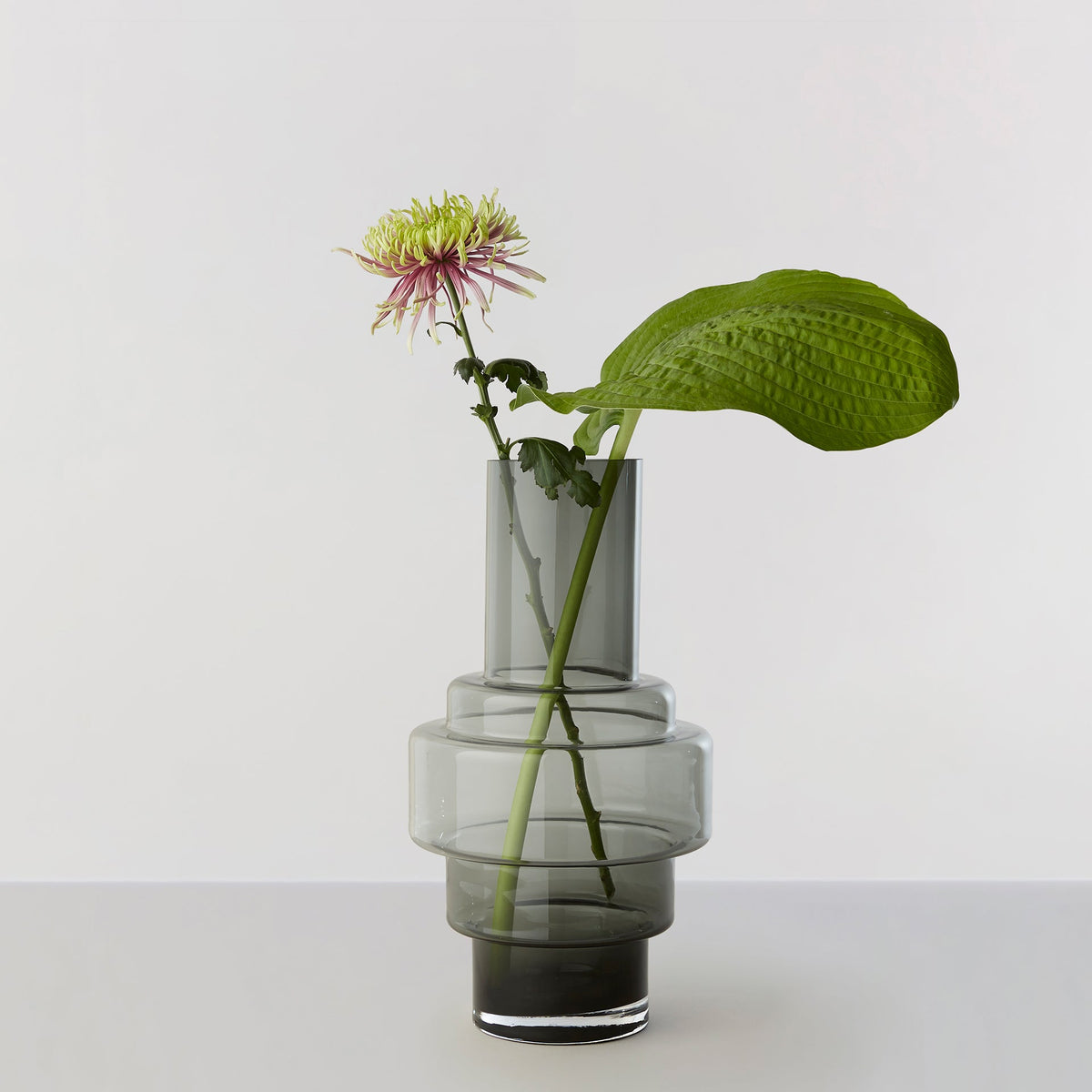 Hurricane no. 45 - Smoked grey, vase og lysestage - Ro Collection Denmark