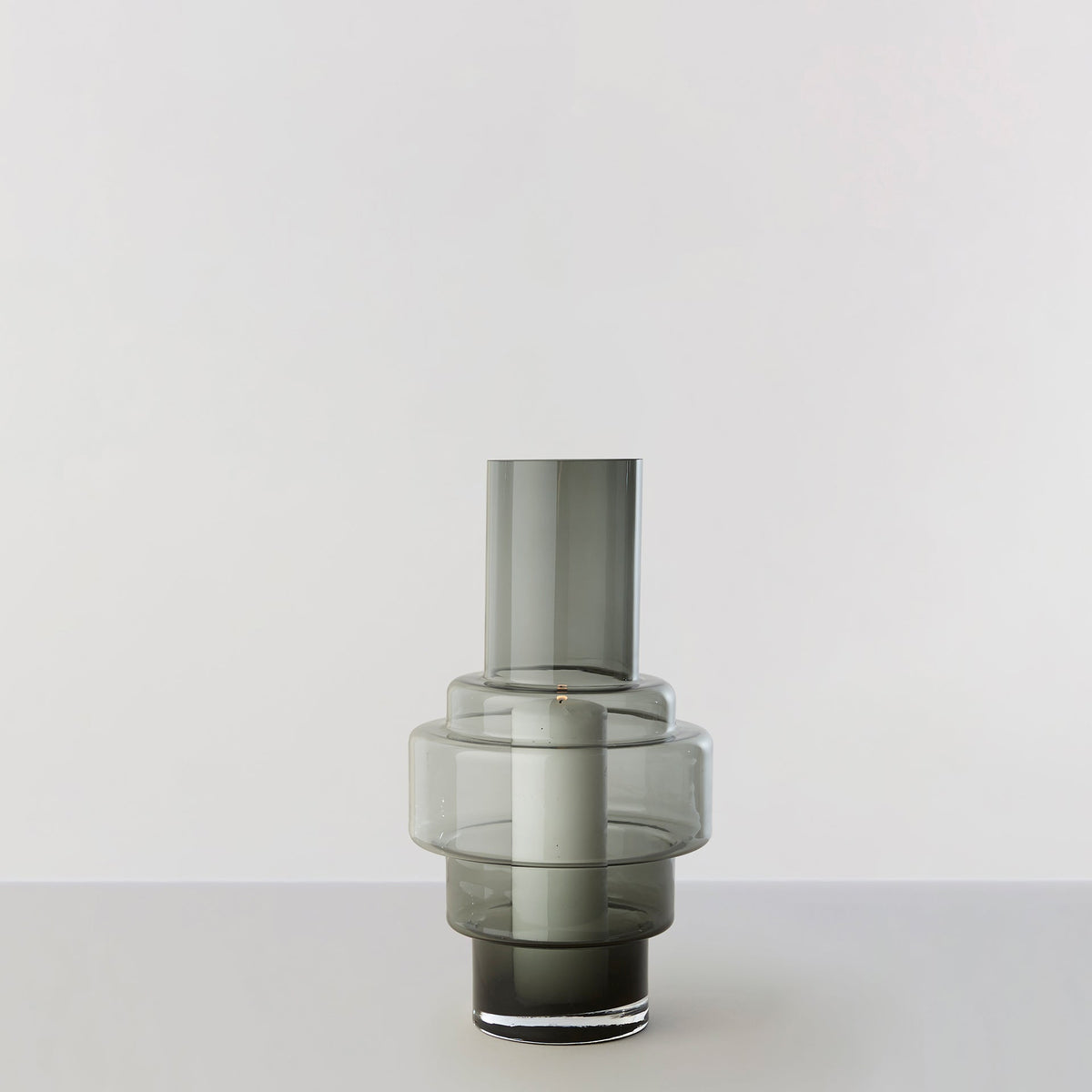Hurricane no. 45 - Smoked grey, vase og lysestage - Ro Collection Denmark