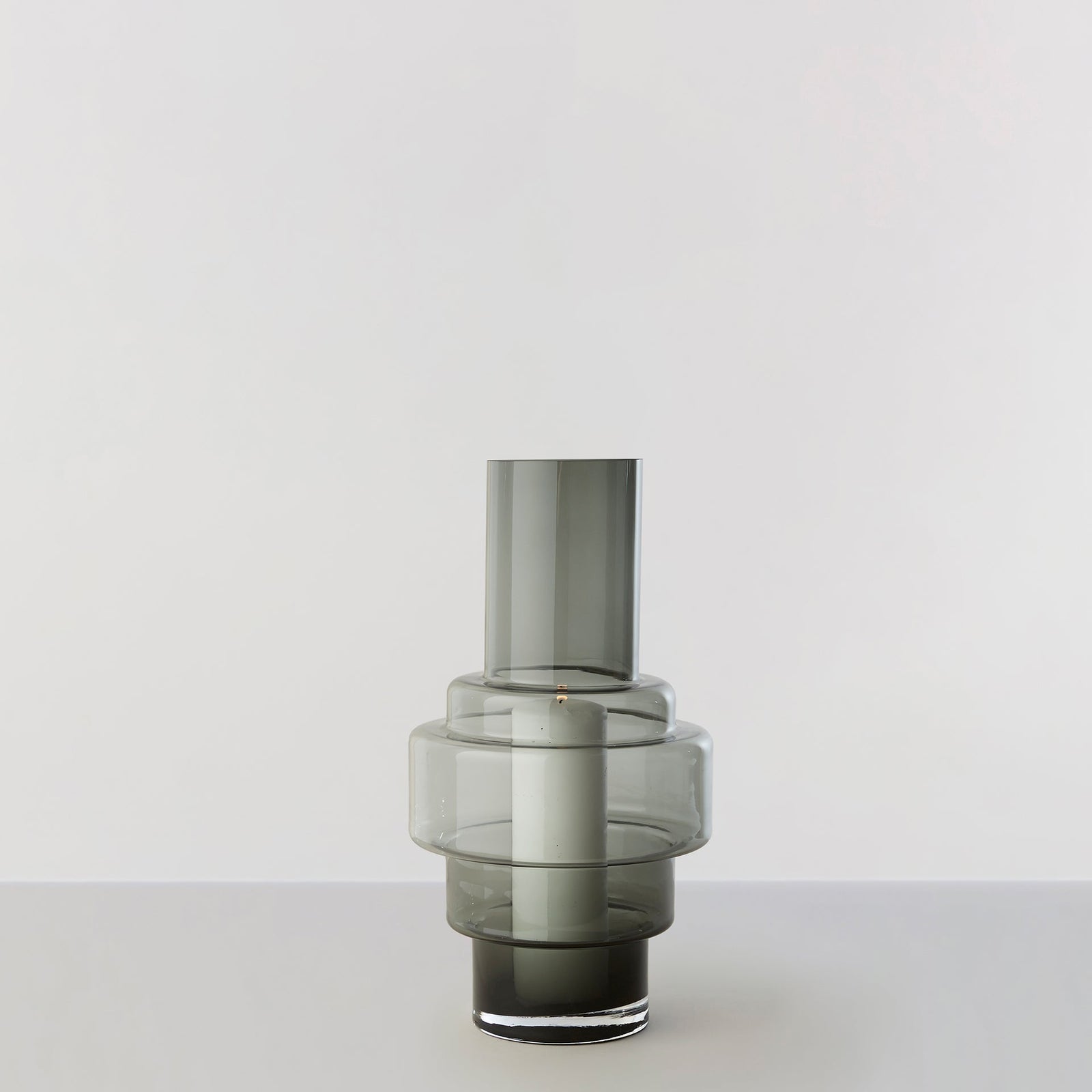 Hurricane no. 45 - Smoked grey, vase og lysestage - Ro Collection Denmark